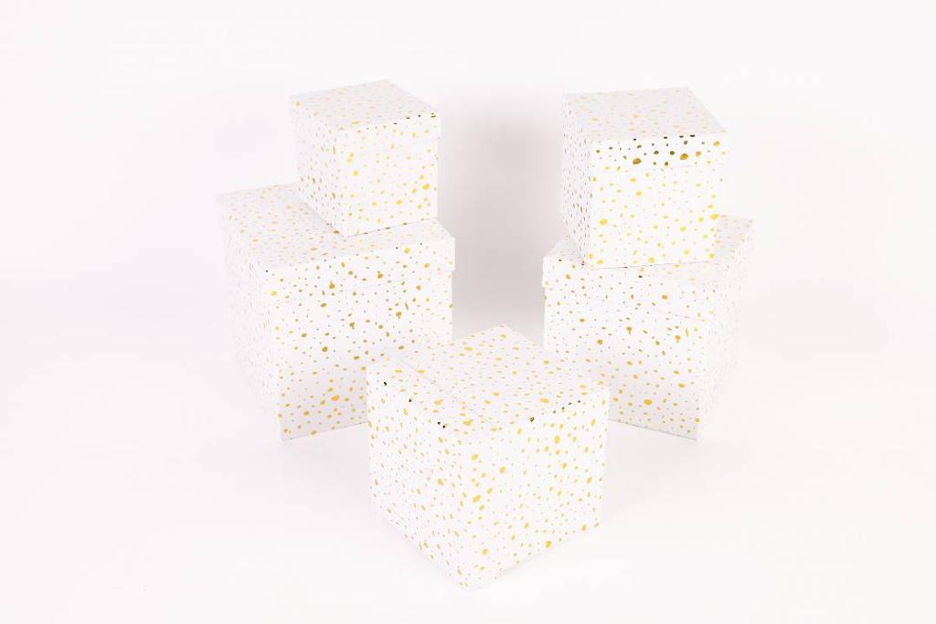 Caja Blanca Con Destellos Dorados